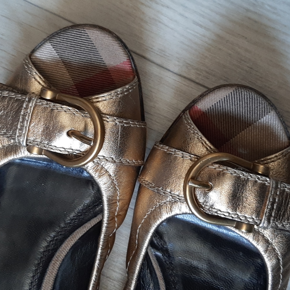 Burberry gold open toed  flats - Picture 3 of 8